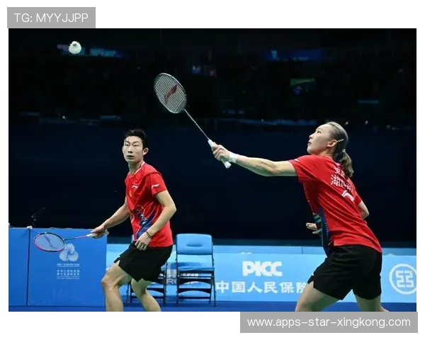 羽毛球男单后场重杀得分响彻全场:激情碰撞,力量与技巧的完美结合